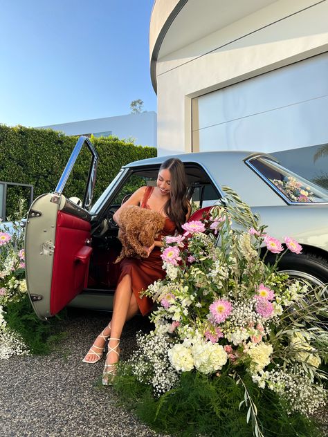 Vintage car photoshoot with flowers and puppy Convertible Photoshoot, Car With Flowers, Vintage Car Photoshoot, Flowers Photoshoot, Photo Moment, Grad Shoot, Car Photoshoot, Car Photo, Birthday Photoshoot