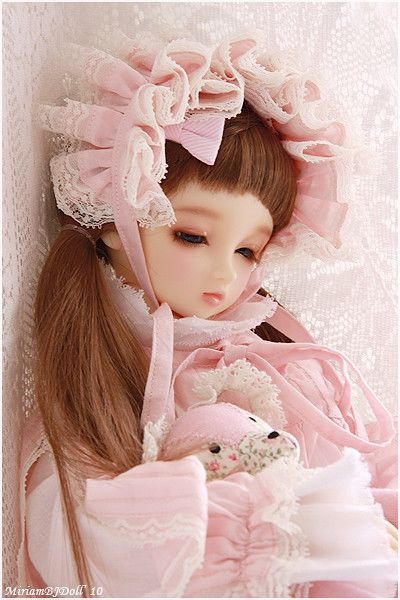 White Lily Flower, Doll Aesthetic, Victorian Dolls, Realistic Dolls, Pink Doll, Anime Dolls, Doll Parts, Interesting Photos, Pretty Dolls