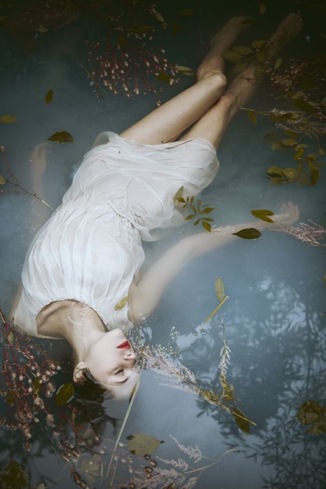 RENAISSANCE | FINE-ART | Monia Merlo Wow Photo, Fantasy Photography, Water Photography, Foto Poses, Shooting Photo, Dark Photography, Underwater Photography, 인물 사진, Photography Inspo