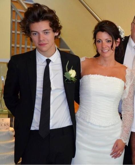 Harry Styles and Anne at her wedding <3 Harry Styles Family, Anne Cox, Mother Wedding, Harry Styles Imagines, Cher Lloyd, Frat Boy, Harry Styles Wallpaper, Celebrity Style Red Carpet, Mom Wedding