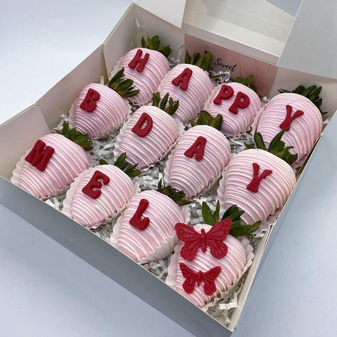 Happy Birthday Chocolate Strawberries, Happy Birthday Strawberries, Birthday Strawberries, Chocolate Strawberries Bouquet, Food Gift Box, Chocolate Covered Desserts, Strawberry Box, Chocolate Covered Strawberry Recipe, Chocolate Covered Strawberries Bouquet