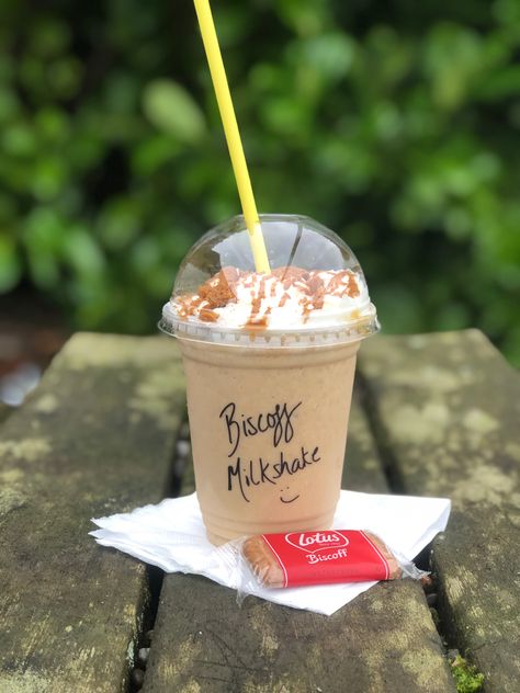 Lotus biscoff milkshake to die for 😍 Biscoff Drink, Biscoff Milkshake, Summer Lotus Drinks, Lotus Milkshake, Lotus Biscoff Milkshake, Lotus Biscoff Ice Cream, Crazy Shakes, Lotus Biscoff, Cookie Dough Cafe