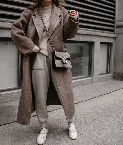 Taupe Coat Outfit, Coat Outfit Winter, Fashion 23, Winter Coat Outfits, Coat Outfit, Style Inspiration Winter, Autumn Outfits, Cozy Chic, Coat Outfits