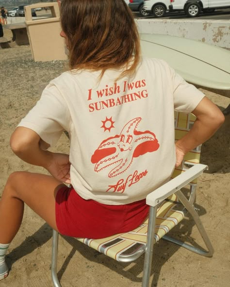 S U R F L O C O S (@surflocos) • Foto e video di Instagram Vintage Tshirt Design, Stile Casual Chic, Surf Shirt, Surf Tshirt, Instagram Time, Surf Outfit, January 13, Boxy Tee, Photo Vintage