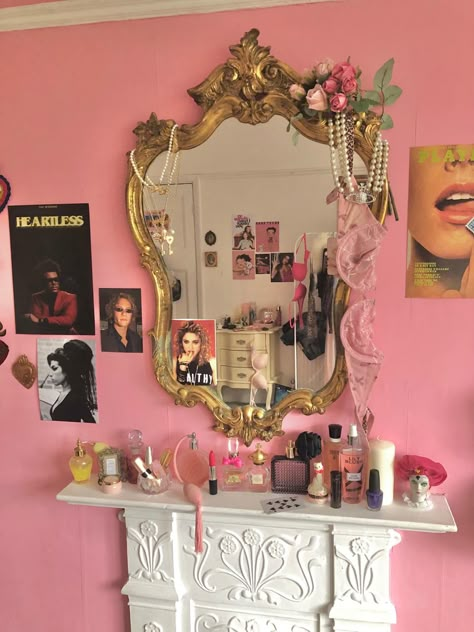 Y2k bedroom 2000s 90s girl bedroom teen bedroom Wall Trinkets, Pink Room Ideas Aesthetic, Vintage Glamour Decor, 70s Room Decor, Teen Idle, Aesthetic Rooms, Pretty Room, Dreamy Room, Dream Room Inspiration