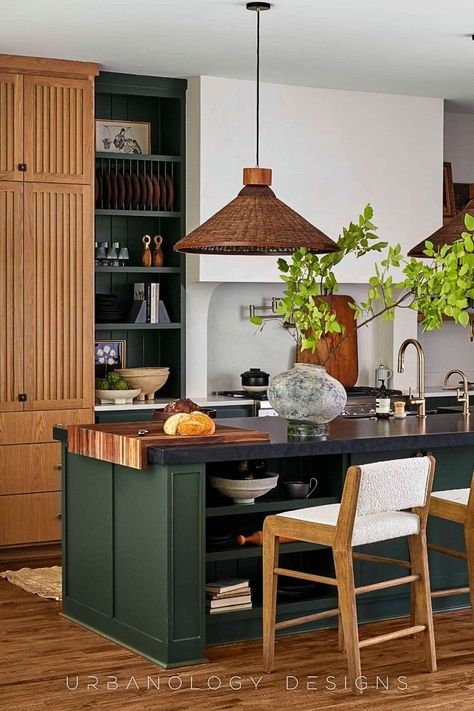 Organic Modern Kitchen, Green Kitchen Island, Top Kitchen Trends, Green Kitchen Designs, Dark Green Kitchen, Model Dapur, Two Tone Kitchen Cabinets, Kabinet Dapur, Green Kitchen Cabinets