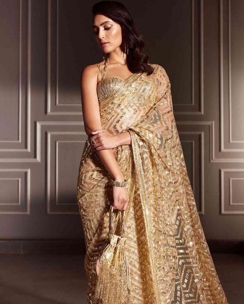 Saree Manish Malhotra, Manish Malhotra Bridal, Manish Malhotra Saree, Sarees Design, Baju Kahwin, Reception Saree, Golden Saree, Sequin Saree, Beautiful Sarees