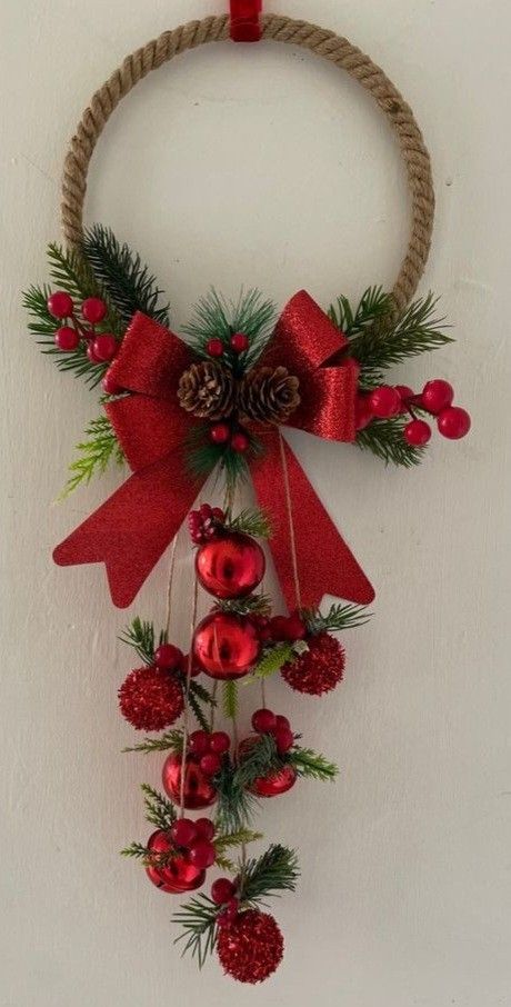 Diy Christmas Door Wreaths, Xmas Wreaths Ideas, Simple Christmas Wreaths, Decoration Ideas For Christmas, Christmas Floral Arrangements Diy, Christmas Wreath Ideas, Christmas Decorations Diy Crafts, Hanger Crafts, Christmas Decorations Cheap