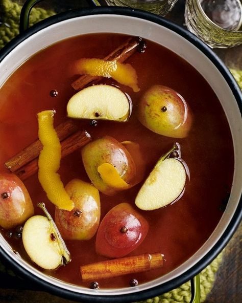 Mulled cider Mulled Cider Recipe, Bonfire Night Food, Golden Delicious Apple, Wine Recipe, Confort Food, Mulled Cider, Cider Recipe, Spiced Cider, Night Food