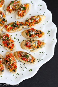 Skinny Pesto Pizza Crostini...Great for a crowd! So easy that the kids can make these. 51 calories & 1 Weight Watcher PP | cookincanuck.com #recipe #appetizer #vegetarian Pizza Crostini, Vegan Christmas Appetizers, Vegetarian Christmas Appetizers, Bruchetta Appetizers, Appetizer Vegetarian, Vegetarian Christmas, Homemade Crunchwrap Supreme, Crostini Recipes, Cocktail Appetizers