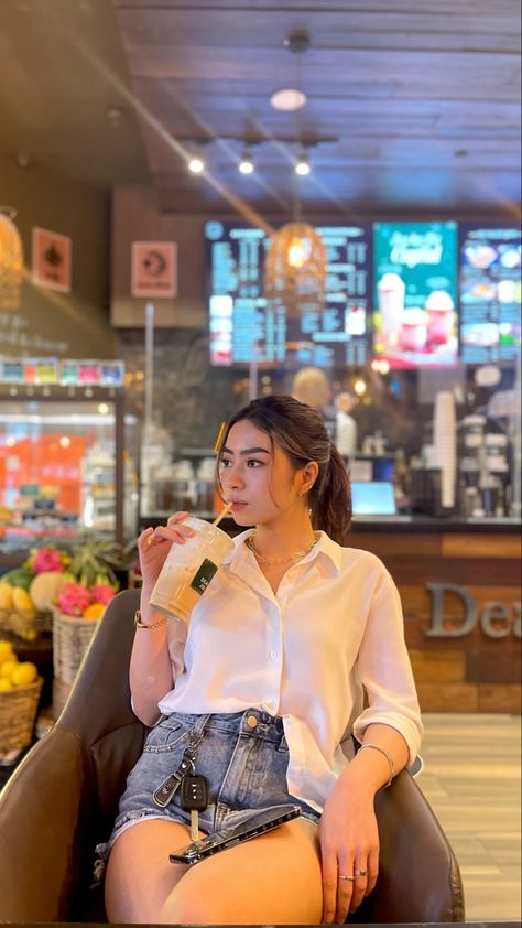 Tita Outfit Ideas, Casual Photoshoot Ideas, Cafe Outfit Ideas, Tita Outfit, Pose Mode, Ootd Poses, Stylish Photo Pose, Everyday Fashion Outfits, Casual Day Outfits