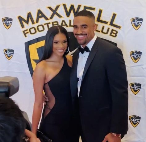 Football Couple Pictures, Nfl Wives, Devonta Smith, Football Girlfriend, Football Couples, Black Relationship Goals, Jalen Hurts, Coachella Outfit, Nfl Cheerleaders