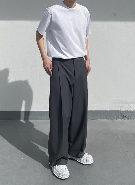 white shoes, black pants, white shirt, baggy clothes, outfit ideas, outfit inspo, fashion Japanese Casual Outfits Men, Trouser And White Shirt, Black Pants White Shirt, Baggy Trousers Outfit, Tourist Style, Uggs Outfit Winter, Baggy Clothes Outfit, Trousers Outfit Men, Baggy Pants Outfit