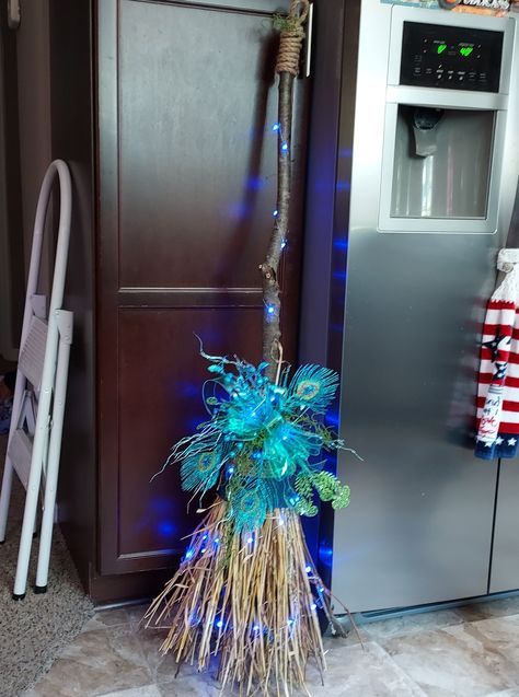 Broom Decorations Ideas, Lavender Crafts Diy, Broom Decorations, Witches Brooms, Apothecary Design, Wedding Broom, Halloween Brooms, Lavender Crafts, Witches Broom