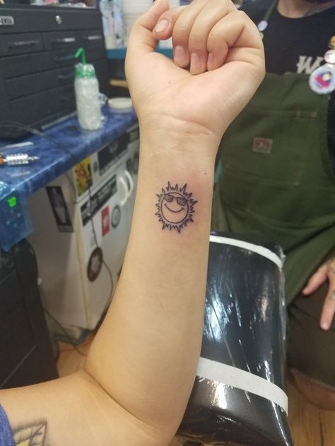 Sun tattoo with sunglasses @giomonty Sun With Sunglasses Tattoo, Smiling Sun Tattoo, Sunshine Tattoo, Funny Sun, Glasses Tattoo, Smiling Sun, Sun Tattoo, Sun With Sunglasses, Mini Tattoos