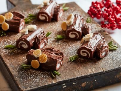 Christmas Food Trends 2023, Yodels Recipe, Mini Yule Log Cakes, Yule Desserts, Christmas Cooking For Kids, Mini Yule Log, Dessert Crafts, Christmas Dessert Buffet, Mini Christmas Desserts