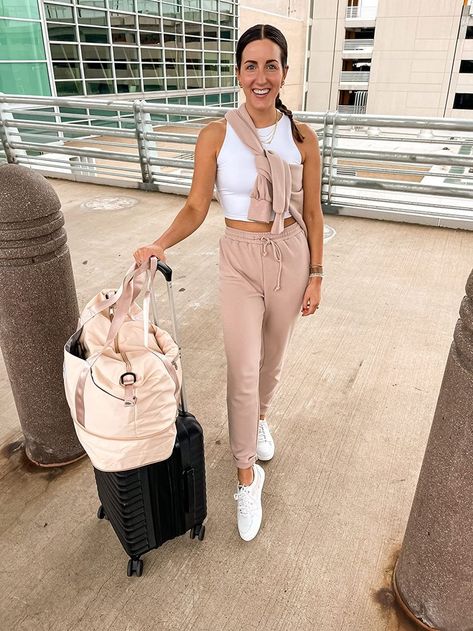 Sharing the ULTIMATE neutral and chic airport outfit and here's the best part - it's all from Amazon! Airport Outfit Tropical, Airport Honeymoon Outfit, Airport Outfit For Beach Vacation, Airport Outfit Florida, Florida Airport Outfit, Beige Airport Outfit, Hen Airport Outfit, Airport Outfit Spring 2023, Airport Lounge Outfit