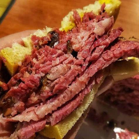 Montreal Smoked Meat at Home | Kalofagas.ca Montreal Smoked Meat Recipe, Acadian Food, Montreal Smoked Meat, Kosher Pickles, Kosher Food, Smoked Food, Fast Casual Restaurant, Smoked Meat, Meat Recipe