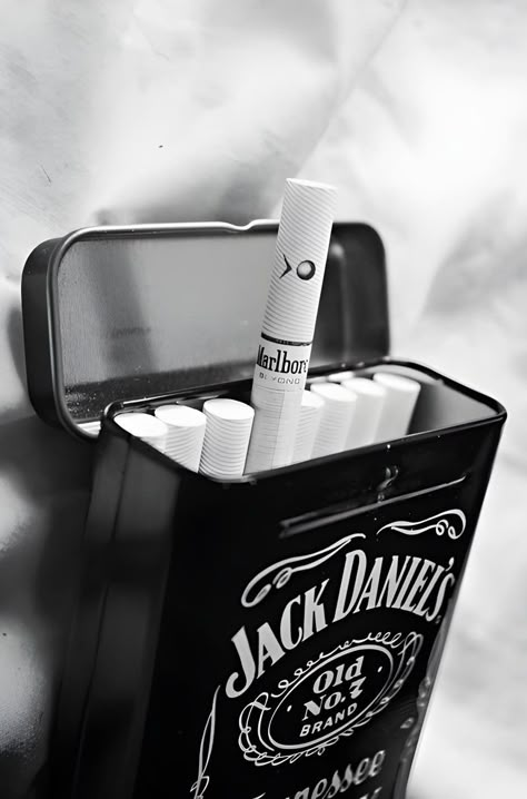 Rauch Fotografie, Alcohol Aesthetic, मोबाइल वॉलपेपर, Puff And Pass, Black And White Aesthetic, Black Aesthetic Wallpaper, Jack Daniels, White Photo, White Aesthetic