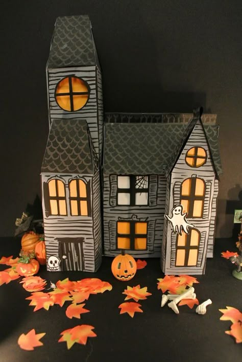 Fabriquer une maison hantée Halloween Houses, Hallowen Party, Deco Halloween, Cardboard Houses, Halloween Decorations To Make, Haunted House Diy, Bricolage Halloween, Dulces Halloween, Casa Halloween