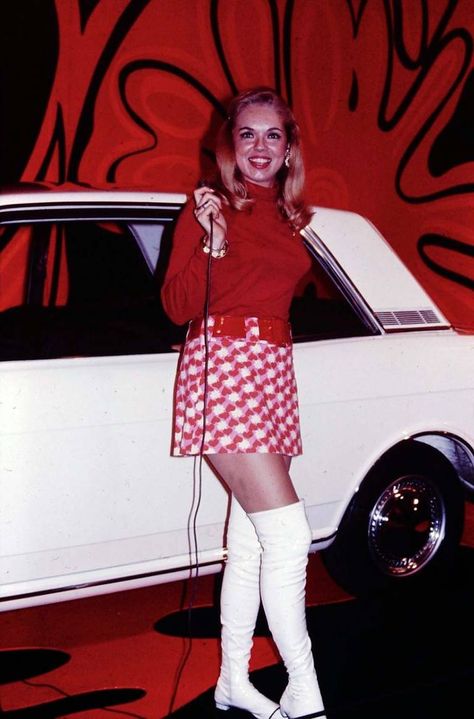 These Boots Were Made for Gawking: 45 Vintage Pics of Women in Boots - Flashbak White Gogo Boots Outfit, Gogo Boots Outfit, Women In Boots, White Gogo Boots, 60s Outfits, White Boots Outfit, Go Go Boots, Outfits 70s, 60s 70s Fashion