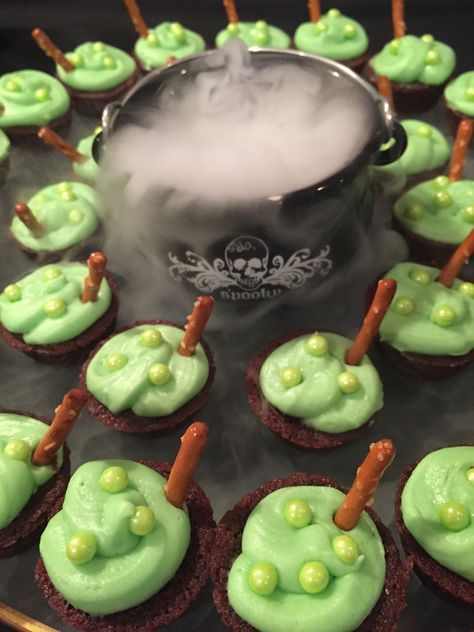 Cauldron Brownie Bites, Brownie Bites Halloween, Green Halloween Dessert, Witches Couldren, Halloween Bunco, Family Halloween Party, Halloween Fruit, Blondie Bar, Hocus Pocus Party