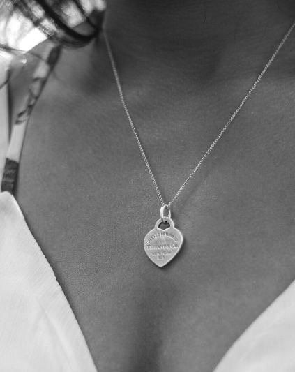 Tiffany's Heart Necklace, Silver Necklaces Tiffany, Tiffany Heart Necklace Aesthetic, Tiffany Necklace Outfit, Tiffany Necklace Aesthetic, Cutest Necklaces, Tiffany And Co Heart Necklace, Tiffany Heart Necklace, Return To Tiffany Necklace