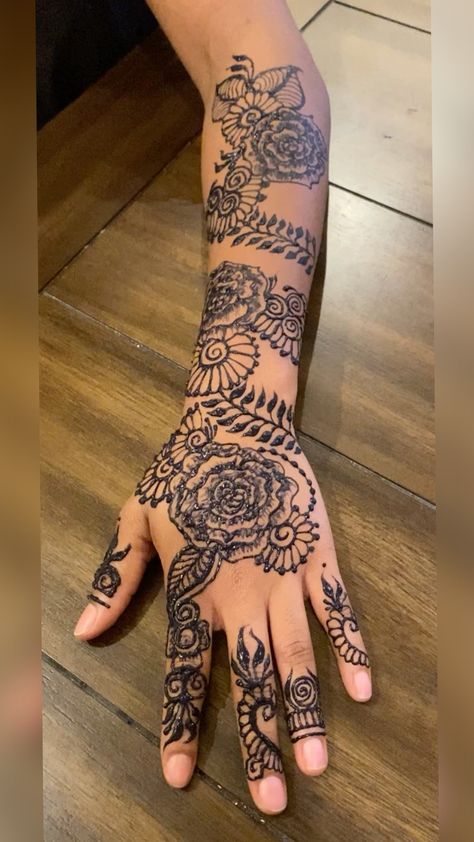 mehndi Floral Henna Designs Front Hand, Henna Arm Sleeve, Henna Tattoo Shoulder, Arm Henna, Henna Sleeve, Henna Styles, Henna Tattoo Designs Arm, Cute Henna Tattoos, Jagua Henna