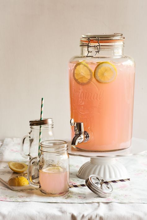 Limonada Aesthetic, Pink Lemonade Drink, Frozen Pink Lemonade Vodka Drink, Alcoholic Pink Lemonade, Fiesta Party Food, Pink Lemonade Bottle, Glace Fruit, Baking Items, Agua Fresca