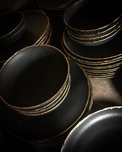 Black is the new black! . Decadent and opulent opaque black dinner set with uneven gold-plated rims. Looking good to me ... to you? .… Black And Gold Dishes, Crockery Set, Ceramic Projects, Dishes Plates, Black Dinner, Ceramics Inspiration, Earthy Home, Burns Night, Surprise Wedding