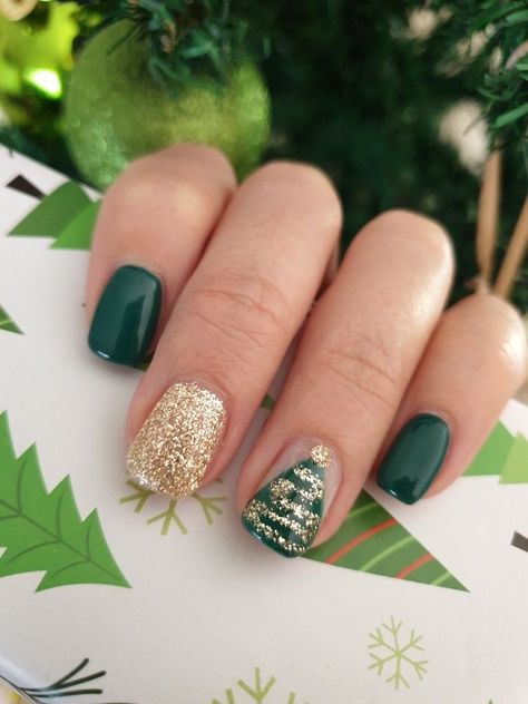 Christmas Nail Shelac, Green And Gold Pedicure Ideas, Christmas Nails 2023 Dip, Christmas Gel Manicure Ideas, Christmas New Years Nails Short, Christmas Nails With Green, Christmas Nails 2023 Trends Green, Green Christmas Nails Square, 2023 Christmas Nails