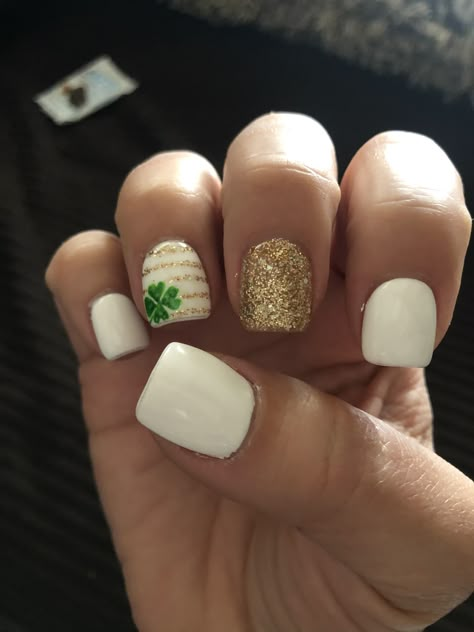 Nails St Patricks Day Irish, St Pattys Day Pedicure, Gold Shamrock Nails, White And Green St Patricks Day Nails, White Nails With Shamrock, White St Patricks Day Nails, Nails Acrylic St Patricks, Nude St Patricks Day Nails, Gold St Patricks Day Nails