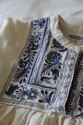 blue embroidery Inspired Clothes, Mexican Embroidery, Folk Embroidery, Straight Stitch, Mexican Style, Art Textile, Mode Inspiration, Sewing Inspiration, Look Fashion