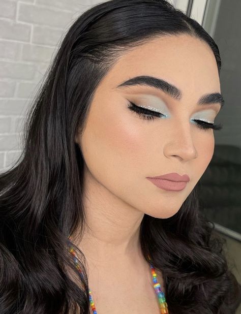 Dusty Blue Makeup Look Wedding, Quince Makeup Looks Blue, Makeup For Prom Blue Dress, Light Blue Makeup Looks Quince, Baby Blue Prom Makeup, Dusty Blue Makeup, Baby Blue Quince Makeup, Baby Shower Makeup Ideas Blue, Blaues Make Up