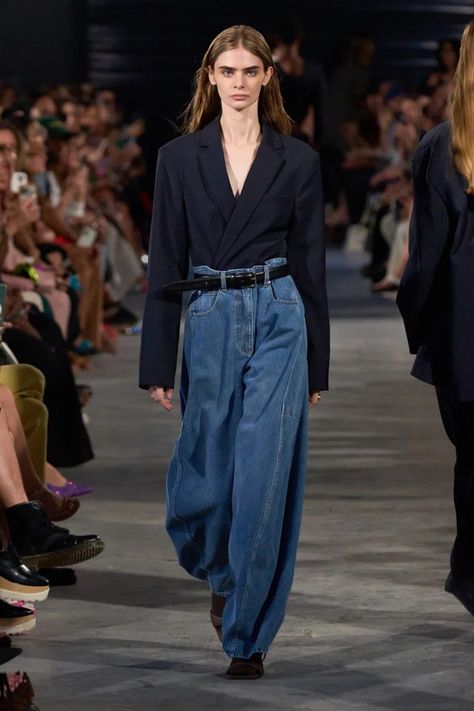 Jeans Rosa, Jeans Trend, Unique Fits, Runway Trends, Mode Inspo, Spring 2023, 가을 패션, Classic Blue, Primavera Estate