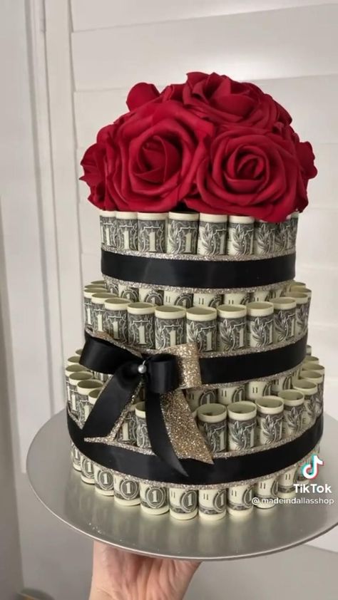 Money Birthday Cake, Birthday Money Gifts, Diy Graduation Gifts, Money Flowers, Money Cake, Money Bouquet, Bridal Gift Wrapping Ideas, Creative Money Gifts, Birthday Money