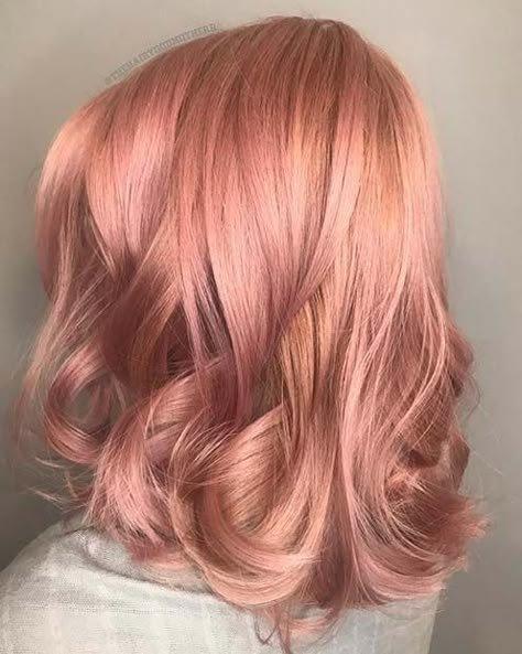 Rose Gold Hair Color Ideas, Gold Hair Color Ideas, Rose Gold Hair Color, Gold Hair Color, Gold Hair Colors, Hair Color Rose Gold, Long Bob Haircuts, Strawberry Blonde Hair, Wavy Bobs