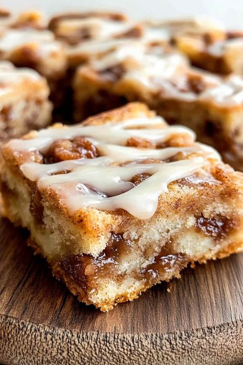 EASY CINNAMON APPLE CAKE Baking Ideas With Apples, Easy Apple Breakfast Cake, Apple Cinnamon Walnut Cake, Dessert Recipes Using Apples, Cinnamon And Apple Cake, Cinnamon Apple Coffee Cake Recipes, Cinnamon Roll Apple Cake Recipe, Apple Cinnamon Recipes Baking, 4 Apples Recipe