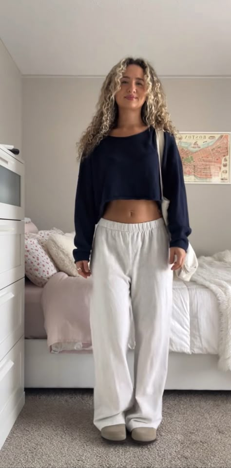 White Comfy Pants Outfit, White Sweat Pants Outfits Women, White Flare Sweatpants Outfit, Cute Outfits With White Sweatpants, Going Out Sweatpants Outfit, Chill College Outfits Lazy Days, Bed Time Outfits For Women, Cold Sweatpants Outfit, Brandy Pants Outfit