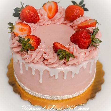 Strawberry Mini Cakes Ideas, Pink Cake With Strawberries On Top, Pink Birthday Cake Strawberry, Cute Strawberry Cake Aesthetic, Strawberry Fondant Cake, Strawberry Vanilla Cake Decoration, Cake With Strawberries Decorating, Cake Topped With Strawberries, 2 Tier Strawberry Cake