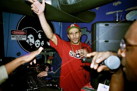 Goldie from Metalheadz mixing jungle drum and bass (dnb) music at Blue Note club in London during the 1990s. Discover more photos, flyers, posters, and newspaper clippings from 1990s rave/ club culture on our Pinterest. Jungle Music, Club Culture, Music Academy, Drum N Bass, 90s Rave, Rave Culture, Dj Booth, Music Album Covers, Drum And Bass