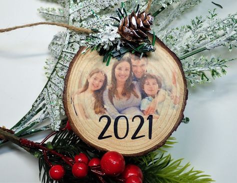 Picture Onto Wood, Picture Transfer To Wood, Wooden Ornaments Diy, Diy Photo Ornaments, Transfer To Wood, Picture Transfer, Diy Personalized Gifts, Transfer Onto Wood, Wood Transfer