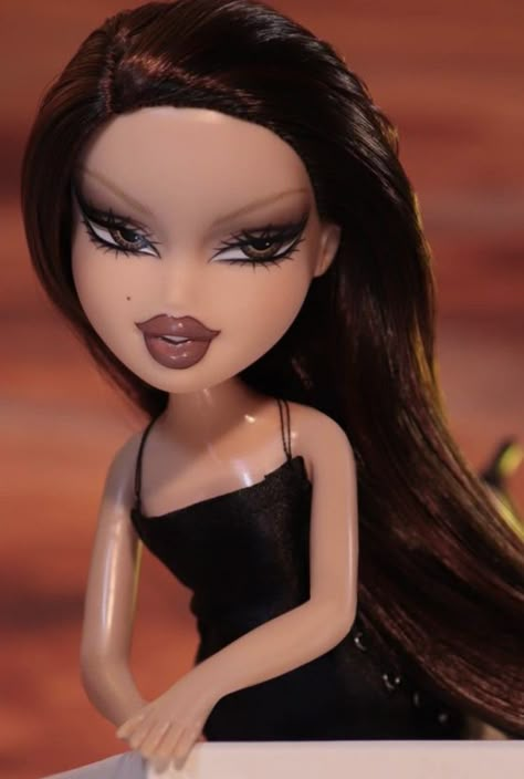 Black Hair Bratz, Red Hair Bratz, Bratz Black Hair, Asian Bratz, Emo Bratz, Bratz Hairstyles, Bratz Dolls Aesthetic, Red Hair Cartoon, Bratz Doll Makeup