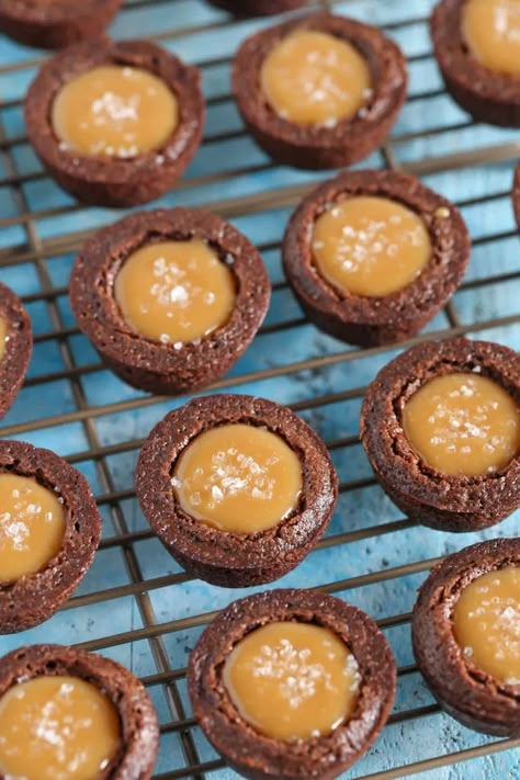 Salted Caramel Brownie Bites - Live Well Bake Often Salted Caramel Brownie, Oreo Cheesecake Bites, Brownie Bites Recipe, Strawberry Shortcake Cookies, Brownies Cheesecake, Cookie Cups Recipe, Brownie Cups, Salted Caramel Brownies, Dessert Bites