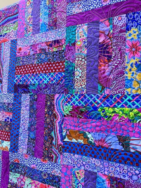 Kaffe Fassett Jelly Roll Quilt Patterns, Pink And Purple Quilts, Kaffe Fassett Quilts Pattern Free, Kaffe Fassett Quilts Ideas, Purple Quilts Ideas, Violet Quilt, Bohemian Style Quilts, Quilt Beginner, Kaffe Quilts