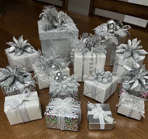 Silver Wrapped Gifts, White And Silver Wrapping Christmas Gifts, Silver Christmas Wrapping Ideas, Silver Wrapping Paper Ideas, White Christmas Presents, Cute Gift Wrapping Ideas, Corporate Christmas Parties, Apartment Christmas, Silver Wrapping Paper