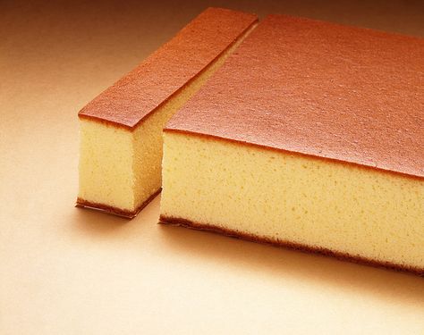 While the "Castella" originated from the Western part of the world, it was introduced to Japan during the 16th century when the Portuguese made contact with Japan. One of the many traded goods was this Castella cake and since then it has become a favourite snack for the Japanese. Jiggle Cake, Castella Recipe, Castella Cake Recipe, Castella Cake, Japanese Cafe, Japanese Cake, Cotton Cake, Fluffy Cake, Egg Cake