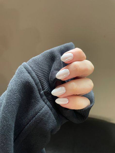 Short Oval Nails Crome, Hailey Bieber Nails White Chrome, Chrome White Nails Almond, White Nails Short Almond, White Crome Nails Almond, White Glazed Nails, White Chrome Almond Nails, Nails For College, College Graduation Nails