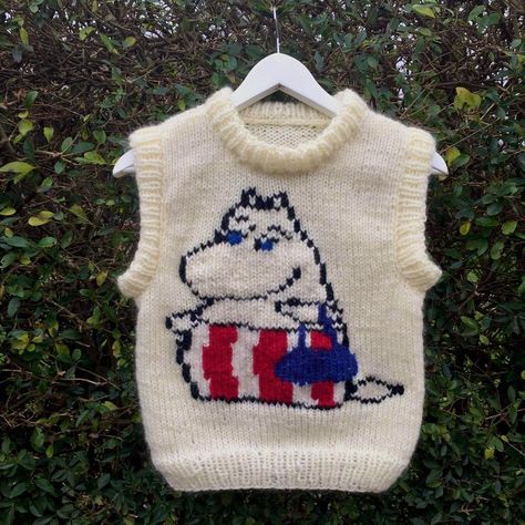 @nulleknitting on Instagram: “Moomin vest ❤️🤍❤️” Moomin Diy, Moomin Outfit, Moomin Crochet, Moomin Crochet Pattern Free, Moomin Knitting, Moomin Sweater, Moomin Sweater Pattern, Moomin Knitting Chart, Moomin Socks