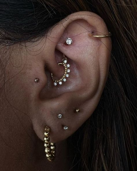 Dainty Face Piercings, Ear Curation Ideas, Constellation Piercing, 3 Lobe Piercings, Minimalist Ear Piercings, Constellation Piercings, Ear Curation, Az Art, Daith Piercing Jewelry